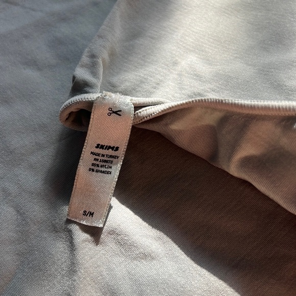 Skims Essential Long Sleeve Scoop Neck - Picture 6 of 10